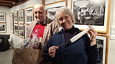 Symbolický klí� od chebské galerie G4 p�evzala od jejího zakladatele Zby�ka...