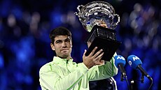 Carlos Alcaraz s trofejí pro vít�ze Australian Open.