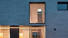 Fasádu tvo�í bílo-�edé keramické pásky, které skv�le dopl�ují velkoformátová...