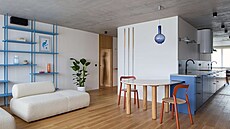 Z d�ev�né prkenné podlahy se stala �paluba�, na ní� se odehrává �ivot.