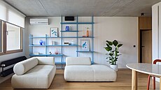 Modrá v r�zných odstínech, které navazují, ale nejsou stejné, je pou�itá na...