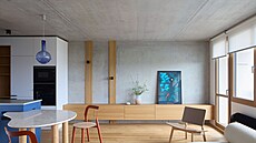 Beton, který k panelovému domu pat�í, architektka Iva Hájková neskrývala.