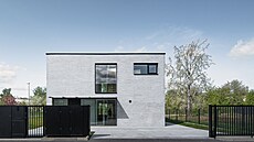 Pohled na d�m z ulice � praktický balíkový box je integrovaný p�ímo do...