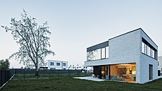 Pohled na d�m ze zahrady. Tady majitelka po�ítala s rozsáhlou výsadbou, ale u�...