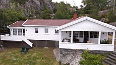 Bílá barva fasády chatu rozzá�ila.