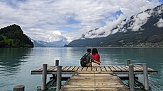 Pár na molu na Brienzském jeze�e. Zde se natá�ela scéna seriálu Láska padá z...