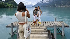 Turistky pózují na molu na Brienzském jeze�e (20. srpna 2022)