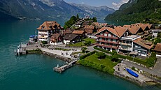 Obec Iseltwald le�í na b�ehu Brienzského jezera ve �výcarských Alpách. (2....