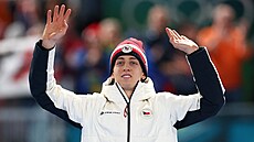 Rychlobrusla� Metod�j Jílek si p�ebírá st�íbrnou medaili po závod� na p�t tisíc...