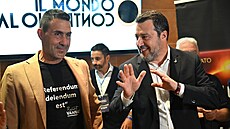 Roberto Vannacci po boku �éfa strany Liga Mattea Salviniho. (31. kv�tna 2025)