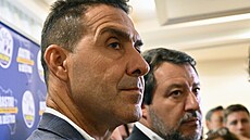 Roberto Vannacci po boku �éfa strany Liga Mattea Salviniho. (15. zá�í 2025)
