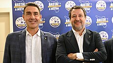 Roberto Vannacci po boku �éfa strany Liga Mattea Salviniho. (15. zá�í 2025)
