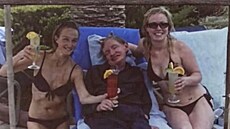 Fyzik Steven Hawking s dv�mi �enami.