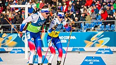 Michal Kr�má� p�edává �tafetu Tereze Voborníkové. 