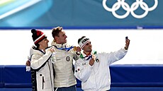 Zlatý medailista Sander Eitrem z Norska slaví na stupních vít�z� se st�íbrným...