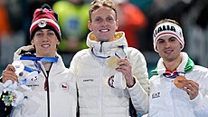 Zlatý medailista Sander Eitrem z Norska slaví na stupních vít�z� se st�íbrným...
