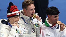 Zlatý medailista Sander Eitrem z Norska slaví na stupních vít�z� po boku...