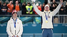 Zlatý medailista Sander Eitrem z Norska slaví na stupních vít�z� po boku...