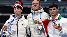 Zlatý medailista Sander Eitrem z Norska slaví na stupních vít�z� po boku...