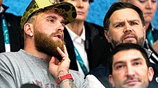 Americký viceprezident J. D. Vance a influencer Jake Paul na zimních...