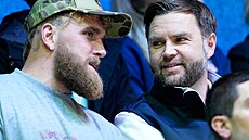 Americký viceprezident J. D. Vance a influencer Jake Paul na zimních...