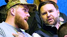 Americký viceprezident J. D. Vance a influencer Jake Paul na zimních...