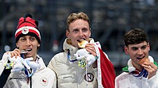 Zlatý medailista Sander Eitrem z Norska slaví na stupních vít�z� po boku...