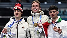 Zlatý medailista Sander Eitrem z Norska slaví na stupních vít�z� po boku...
