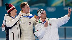 Zlatý Nor Sander Eitrem se fotí vedle soupe��: st�íbrného Metod�je Jílka a...