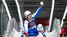 Slovenský sá�ka� Jozef Ninis mává p�i p�íjezdu do cíle b�hem závodu mu�� v...