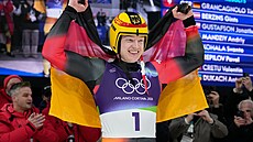 Max Langenhan slaví zisk zlaté medaile (8. února 2026)