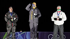 Zlatý N�mec Max Langenhan, st�íbrný medailista Jonas Mueller a bronzový Dominik...