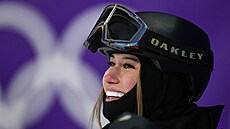 Laura Záveská se usmívá b�hem kvalifikace �en ve snowboardovém big airu (8....