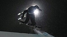 Laura Záveská ve vzduchu p�i kvalifikaci na Big air (8. února 2026)