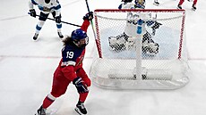 Natálie Mlýnková zaznamenává druhý gól v zápase ve prosp�ch �eska (8. února...