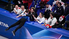 Ital Matteo Rizzo oslavuje se svým týmem (8. února 2026)