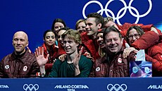 Stephen Gogolev z Kanady reaguje na své skóre po sout�i v krasobruslení (8....