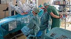 Olomoucká fakultní nemocnice za�ala p�i operacích bypassu vyu�ívat robotický...