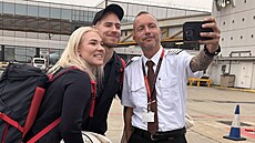 Sourozence Taschlerovy �ekalo po p�íletu do Milána milé p�ekvapení. Z kokpitu...