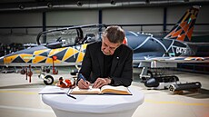 Andrej Babi� nav�tívil výrobní závod spole�nosti Aero Vodochody v Odolen� Vod�....