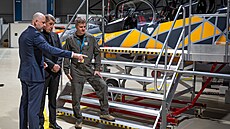 Andrej Babi� nav�tívil výrobní závod spole�nosti Aero Vodochody v Odolen� Vod�....