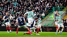 Úto�ník Celtiku Tomá� �van�ara (uprost�ed) st�ílí hlavou gól do sít� Falkirku.