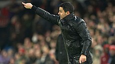 Kou� Arsenalu Mikel Arteta b�hem utkání na p�d� Leedsu.