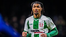 Úto�ník Yannick Eduardo v dresu nizozemského Dordrechtu.