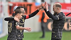 Radost fotbalist� Hradce Králové z gólu proti Dukle. Trefil se kapitán Vladimír...