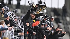 Fanou�ci Hradce Králové slaví gól v utkání s Duklou.