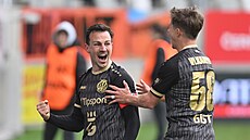 Radost hradeckého kapitána Vladimíra Daridy (vlevo)po tref� v utkání s Duklou.