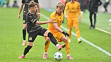 Hradecký k�ídelník Adam Vlkanova (vlevo) se sna�í dostat k balonu p�ed Marcelem...