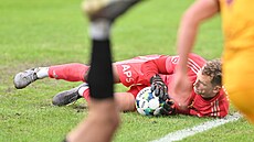 Branká� Dukly Rihards Matrevics v akci b�hem utkání s Hradcem.