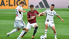 Spar�anský k�ídelník Veljko Birman�evi� se sna�í probít mezi dv�ma hrá�i...